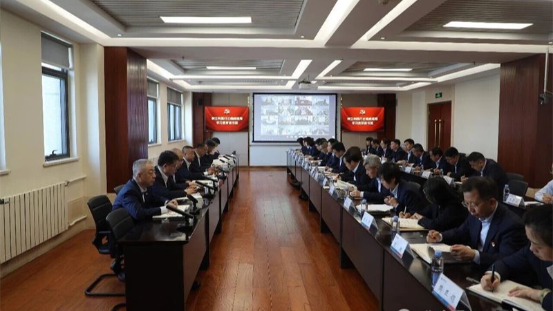 大庄家集团设置和践行正确政绩观学习教育念书班进行集中学习、专题钻研并进行毕业式